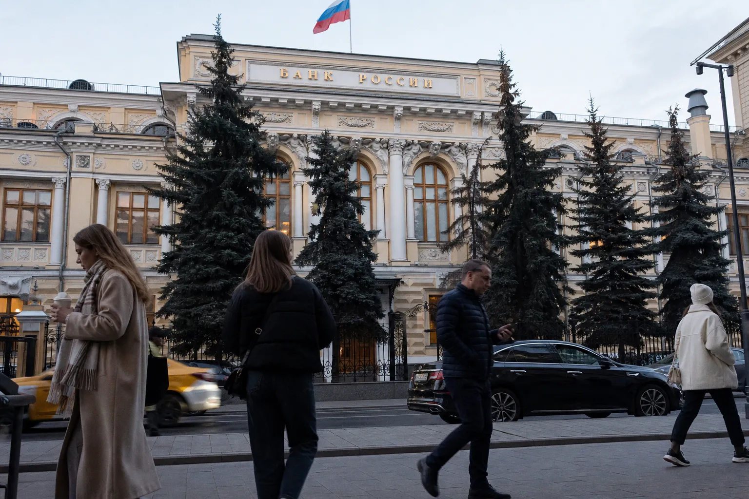 Актуальные курсы доллара, евро и юаня на 4 августа: официальные ставки ЦБ и экспертные прогнозы