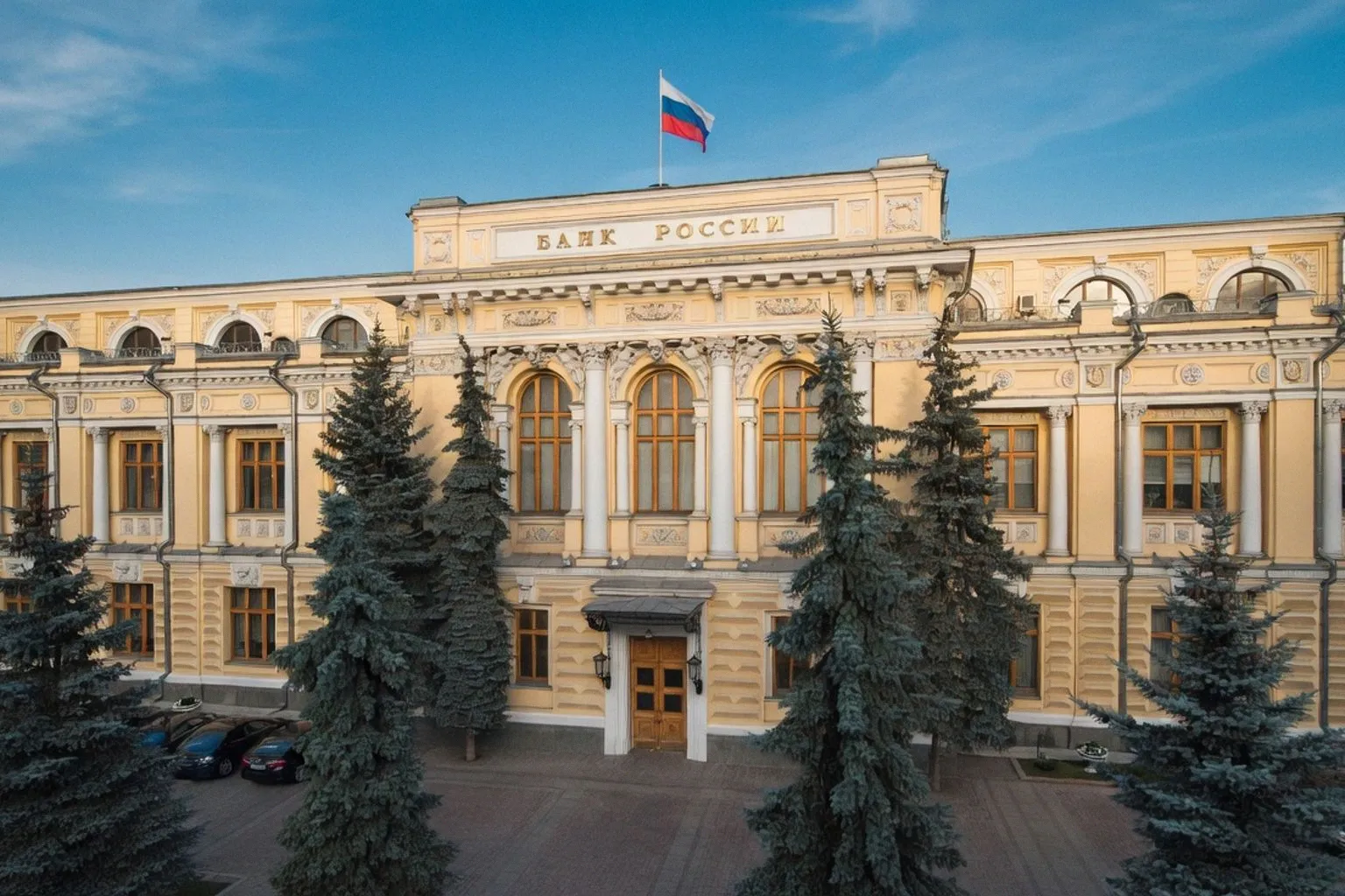 Корпоративное кредитование в июле: почему бизнес забирает ликвидность у частных клиентов