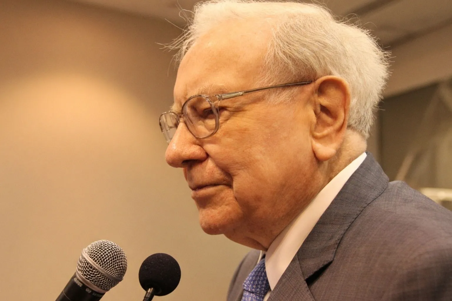 Почему акции Berkshire Hathaway замерли, несмотря на активность Уоррена Баффетта