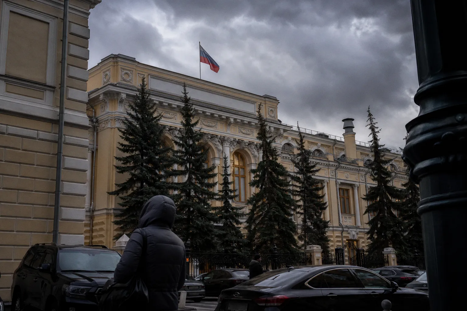 Почему ЦБ не спешит снижать ставку, несмотря на стабилизацию цен на топливо