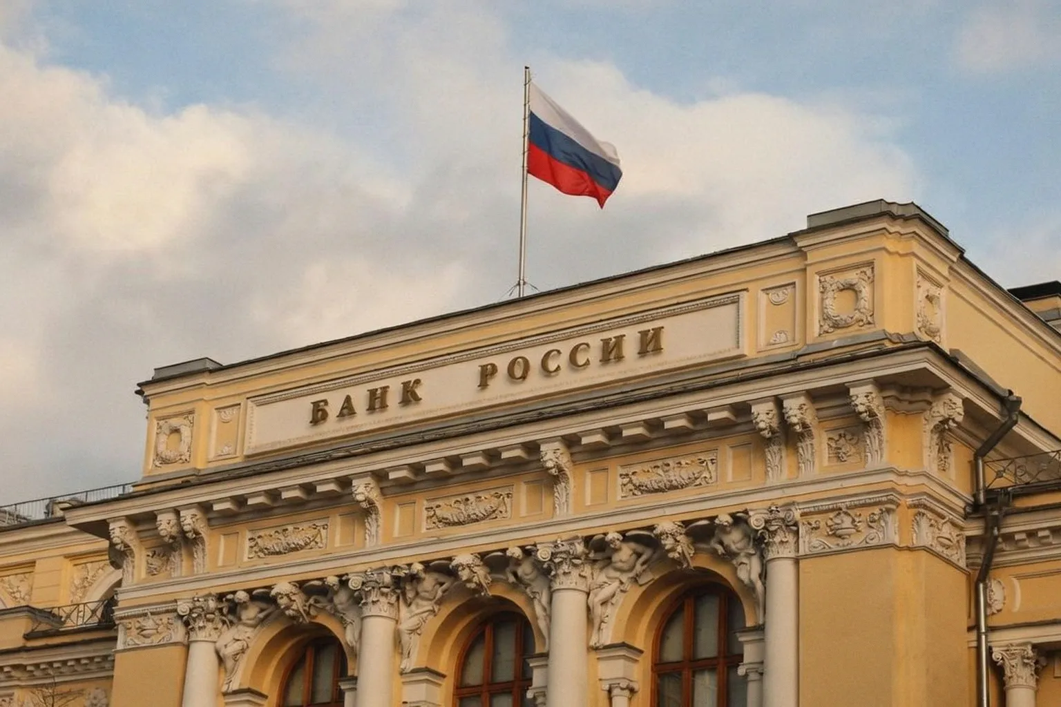 Почему жесткая политика ЦБ удерживает курс рубля и делает вклады выгодными